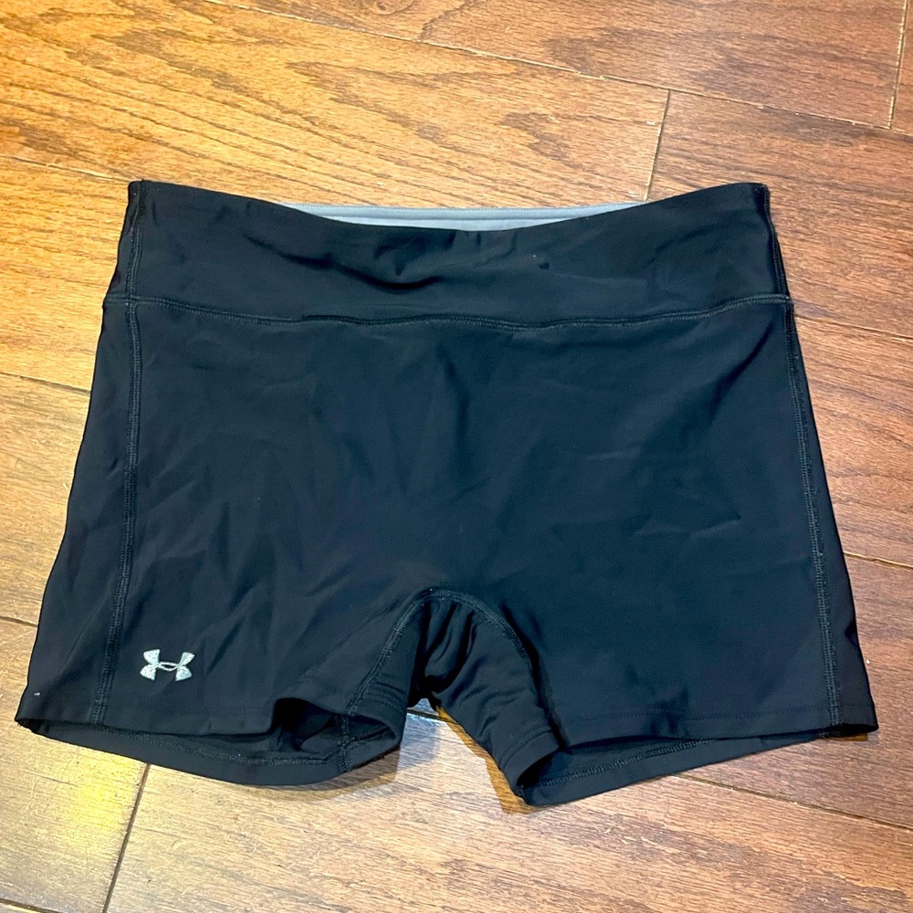 Women’s Under Armour Fitted Black athletic Shorts Size Medium